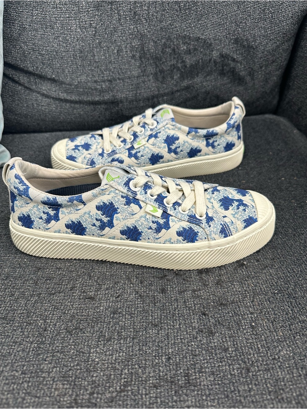 Cariuma x Hokusai collaboration sneaker Japanese art graphic waves size 9 womens